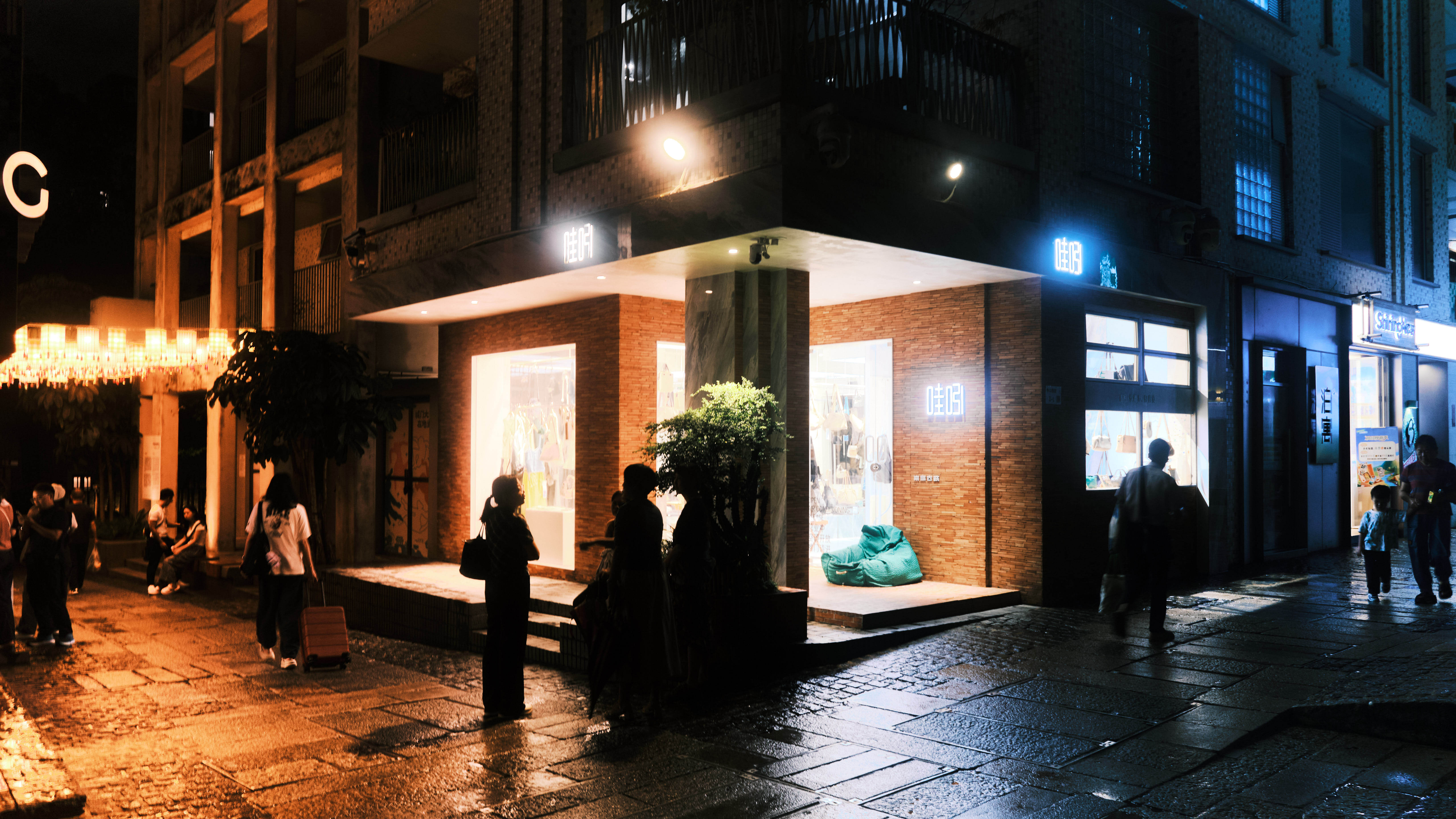 雨夜路口摄影作品